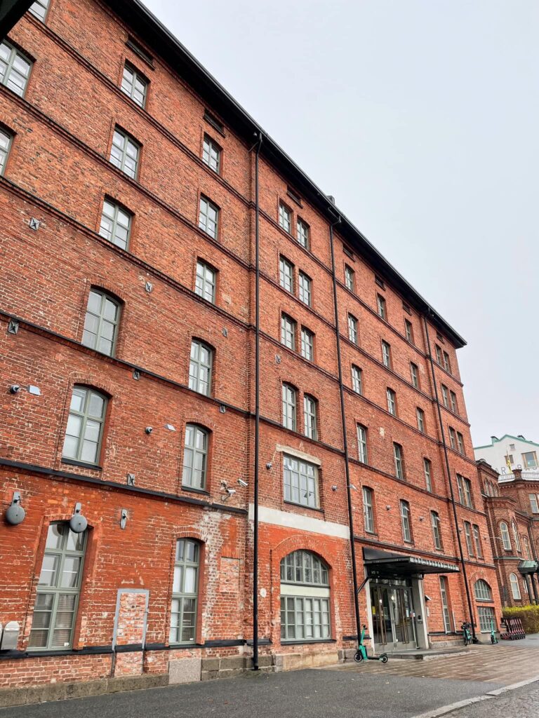 Korkea punainen tiilitalo