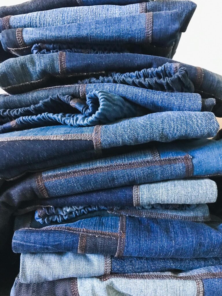 Kuvassa Piece of Jeans -farkuille ominainen tilkkukangas