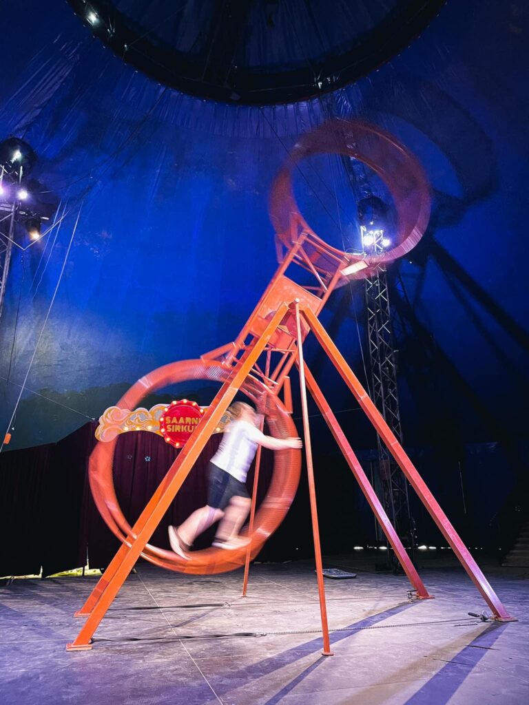 Kuvassa punainen kuolemanpyörä