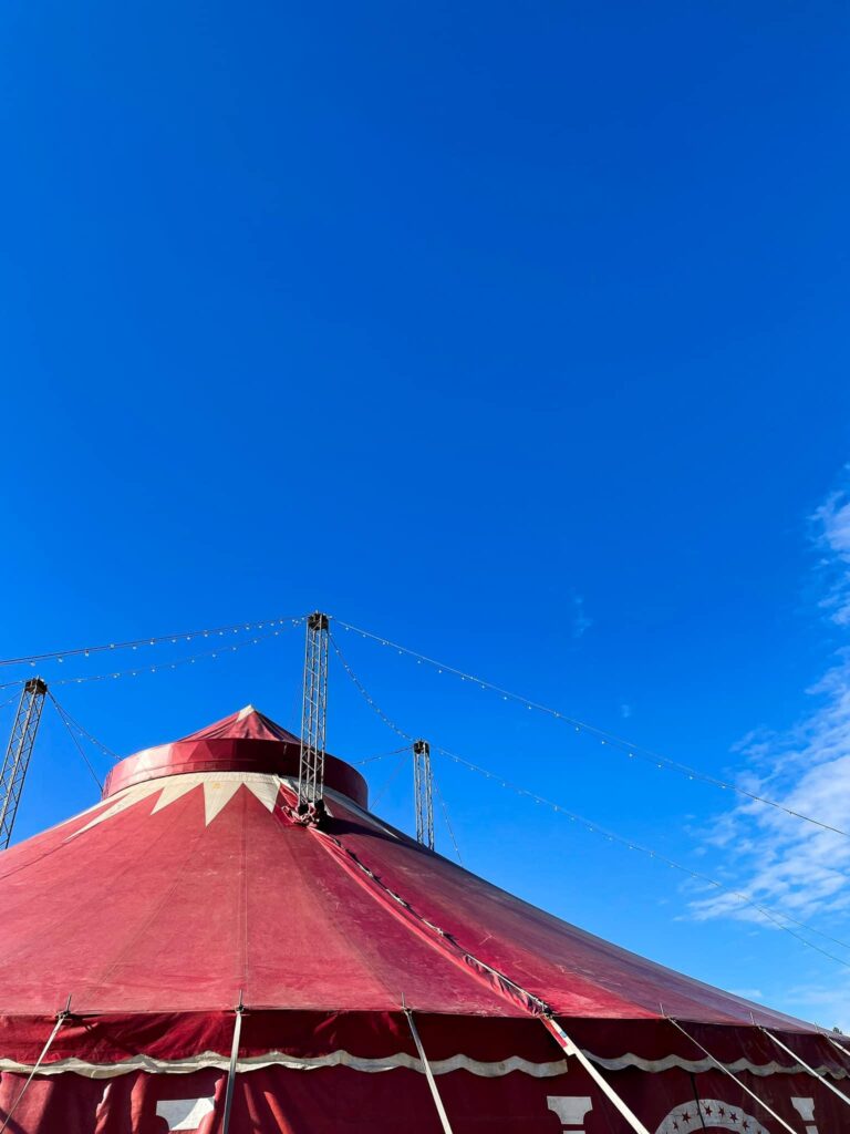 Kuvassa punainen sirkusteltta