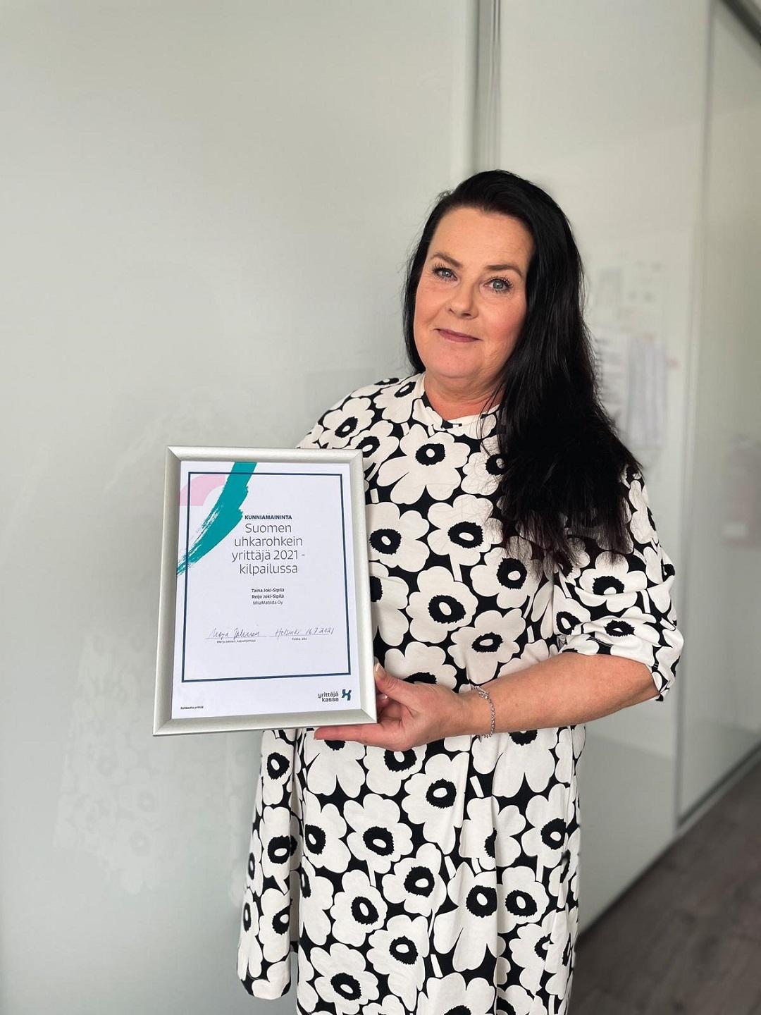 Kuvassa Taina Joki-Sipilä diplomin kanssa