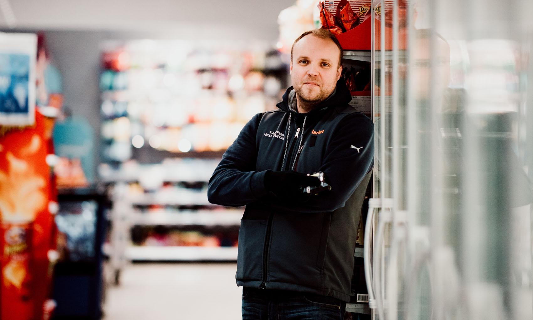 kuvassa kameraa katsova mies